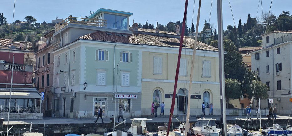 Fotografija: Prepoveduje se uživanje alkoholnih pijač izven gostinskih lokalov, pa tudi postavljanje klopi, miz in stolov, stojal za sušenje perila, cvetličnih korit, stojal za senčnike in košev za smet. FOTO: Boris Šuligoj