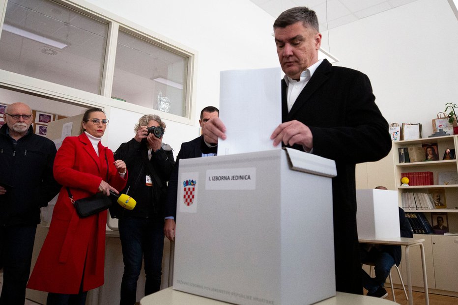 Fotografija: Croatia's President Zoran Milanovic casts his ballot to vote in the country's parliamentary elections at a polling station in Zagreb on April 17, 2024. Croatia began voting after a bitter campaign between a prime minister seeking a new term and a populist president who wants to be head-of-government despite a court warning. (Photo by STRINGER/AFP) FOTO: Stringer Afp