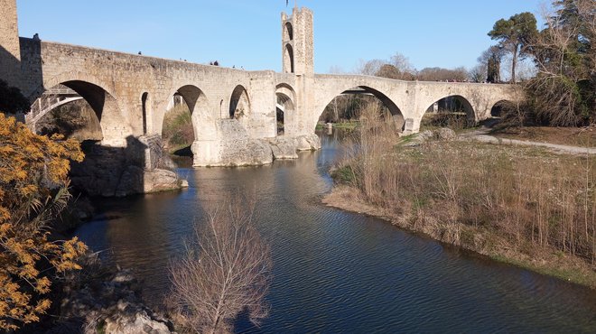 V Besalu vodi pešpot čez kamnit most. Foto: Igor Fabjan