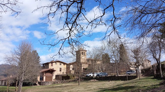 Hotel Mas la Ferreira se stiska ob kamniti cerkvi. Foto: Igor Fabjan