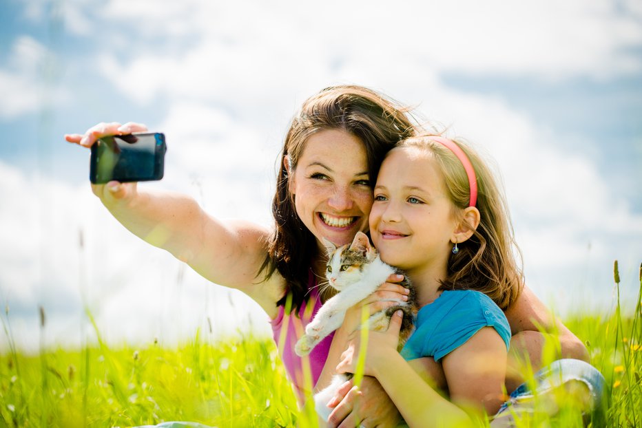 Fotografija: Z zasloni ni nič narobe, če se jih uporablja premišljeno, v skladu s smernicami pediatrov. FOTO: Shutterstock