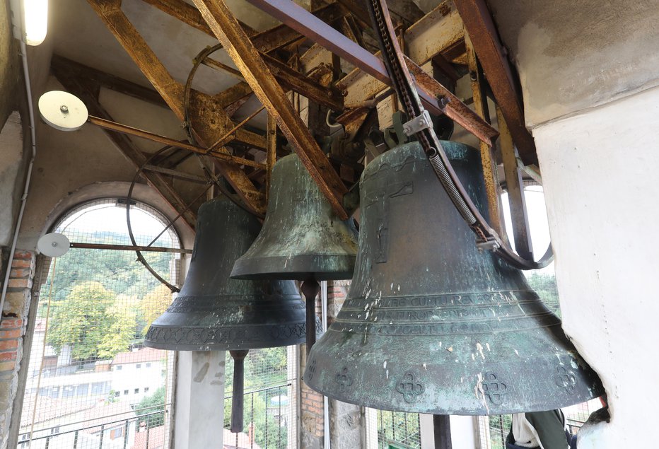 Fotografija: Zvonovi, imenovani po sv. Urhu, sv. Martini in blaženi devici Mariji FOTO: Dejan Javornik