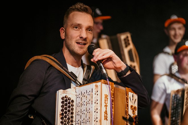 Harmonikar in vodja GŠ Simon Bučar vedno znova preseneča z idejami. FOTO: arhiv GŠ Bučar