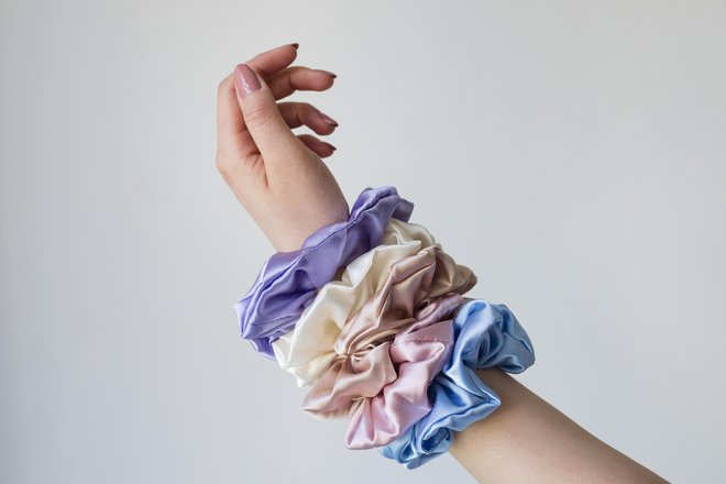 Tudi pri nas jih poznamo pod angleškim imenom scrunchie. FOTO: Hazal Ak/Getty Images