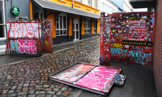 Fotografija: Ulica Herbertstrasse je še danes skrita pred očmi javnosti. FOTO: AFP