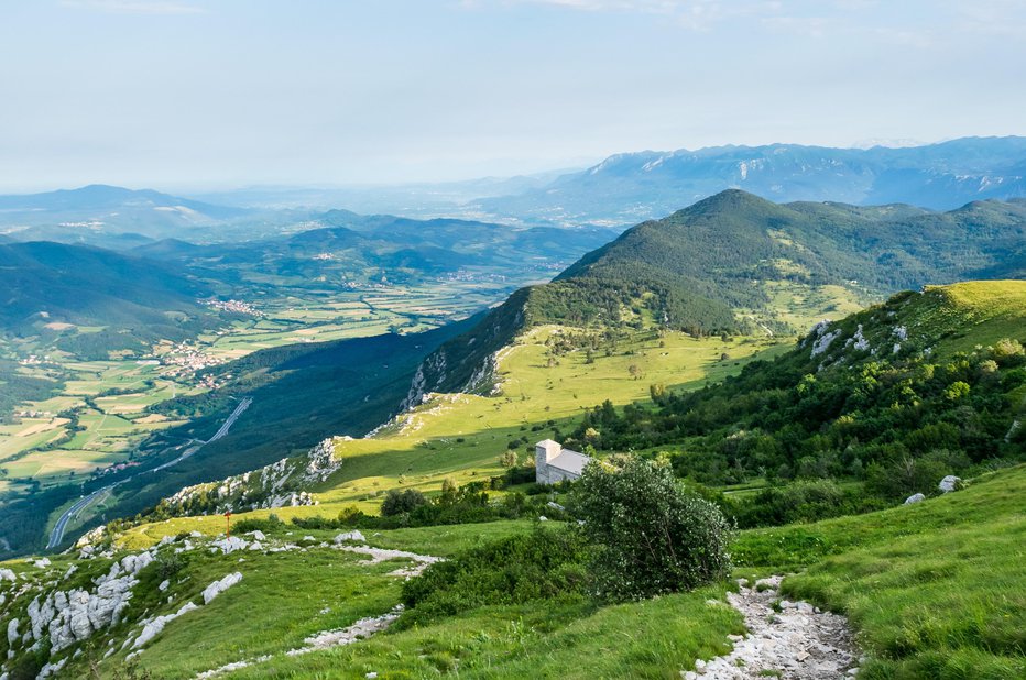 Fotografija: Pohodna pot med Nanosom in Vipavo. FOTO: Alenfra/shutterstock