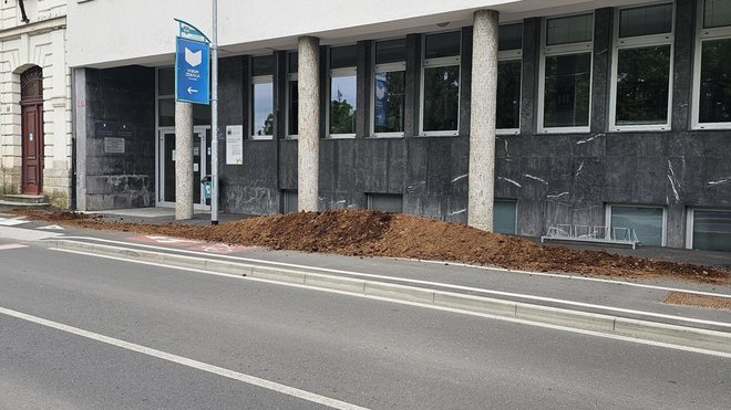 Zaradi odvzema otrok nad sodišče s smrdečim gnojem FOTO: Oste Bakal