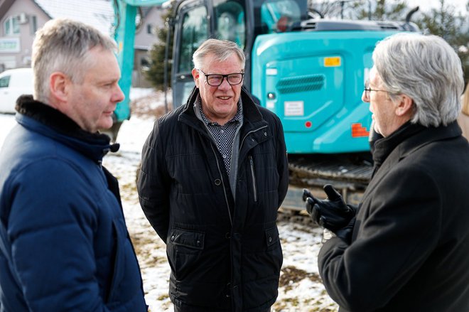 Vidko Švajger (levo), slovenjgraški župan Tilen Klugler in Boštjan Šefic, vladni koordinator za popoplavno obnovo FOTO: K. E.