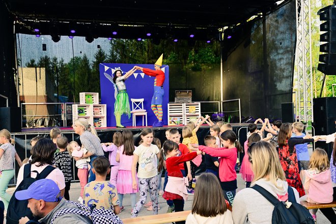 Najmlajši so uživali v otroški predstavi. FOTO: MP Produkcija/pigac.si