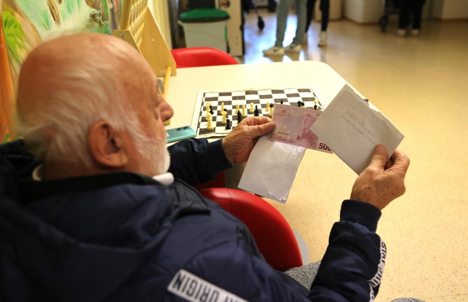 Fotografija: Po zapisu v Novicah mu je naš bralec iz Črnuč poslal 500 evrov. FOTO: Dejan Javornik