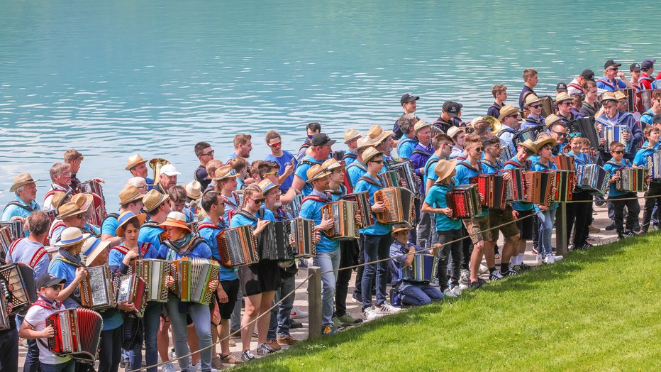 Fotografija: Harmonike so v nedeljo ubrano igrale in razveseljevale. FOTO: Miro Zalokar