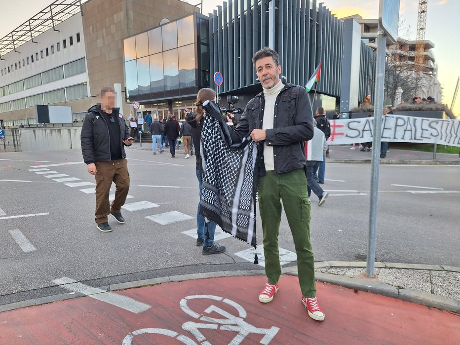 Fotografija: Franci Kek še pred tekmo izrazil podporo Palestini. FOTO: Zaslonski Posnetek, Omrežje X