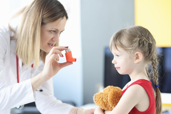 Astma spada med obstruktivne bolezni dihalnih poti in je pri otrocih najpogostejša kronična bolezen. FOTO: Megaflopp/Gettyimages 