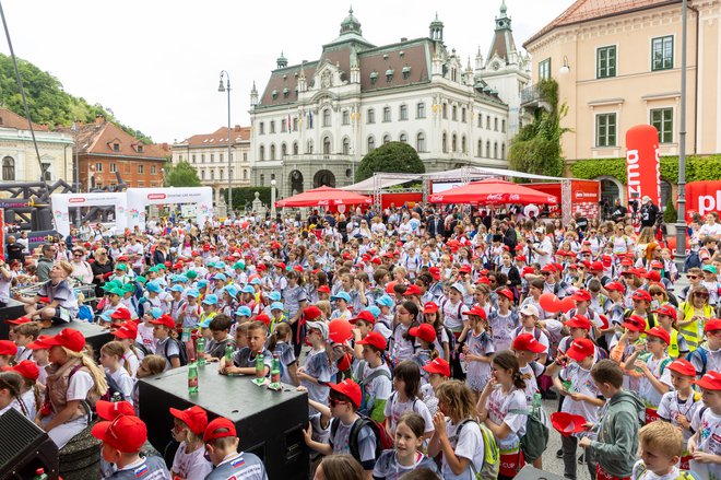 Na Kongresnem trgu se je zbralo več kot 3000 otrok. FOTO: Voranc Vogel