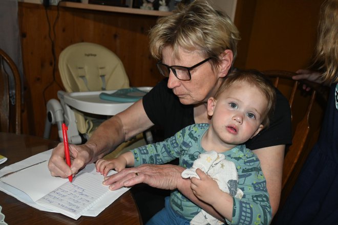 Marija Hvalec z najmlajšim vnukom, še ne dveletnim Jakobom FOTO: Oste Bakal