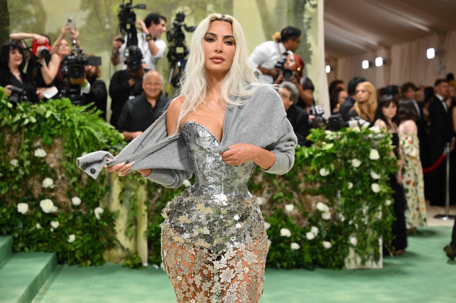 Fotografija: Z že nemogoče preščipnjenim pasom je Kim Kardashian vzbujala skrbi. FOTO: Angela Weiss/Afp