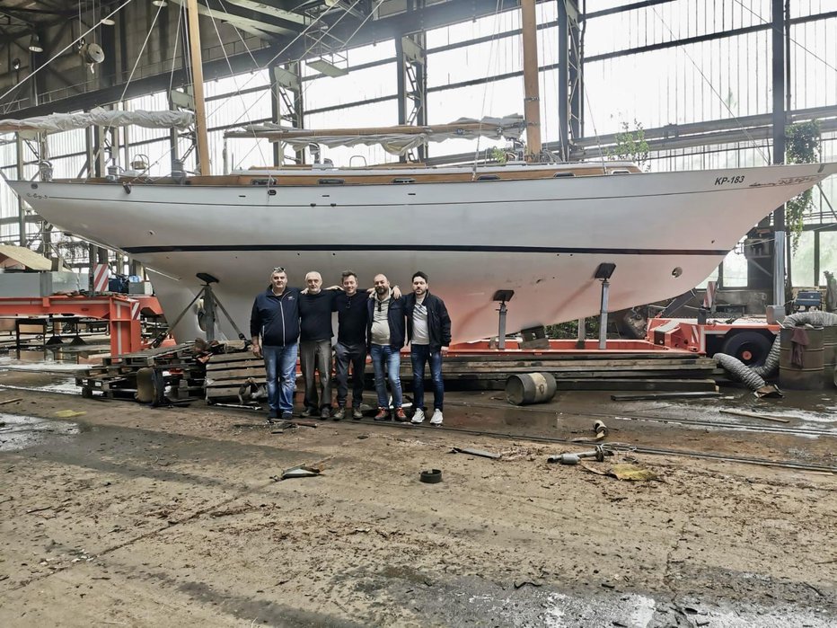 Fotografija: Plovilo so za snemanje pripravili naši strokovnjaki: Gregor Slemc, Radivoj Andjelković, Tomi Sinožić, Matjaž Kandare in Floris Matej Faganelj (z leve). FOTO: Društvo ljubiteljev starih jadrnic Izola