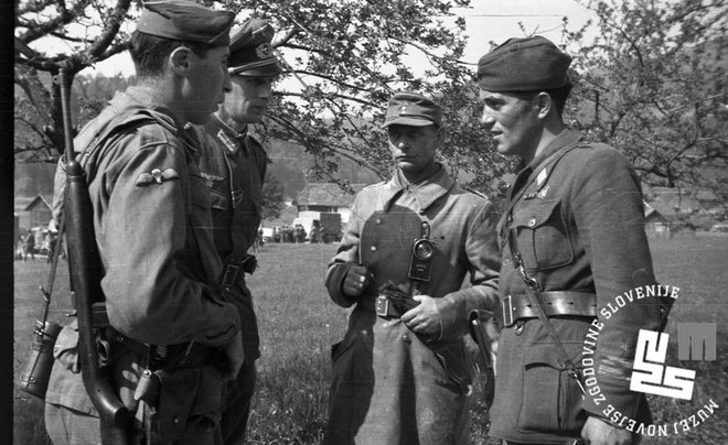 Pogajanja o brezpogojni kapitulaciji: odposlanec nemškega generala Löhra (levo zadaj), predstavnik angleško-ameriških sil (levo) in načelnik štaba 4. operativne cone major Petar Brajović (desno) 9. maja 1945 v Metlečah pri Šoštanju FOTO: Ivo Lipar/Muzej novejše in sodobne zgodovine Slovenije