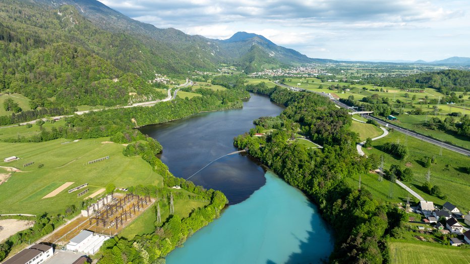 Fotografija: Madež se vleče od železarne Acroni do jezu HE Moste. FOTO: Kolman Aerial