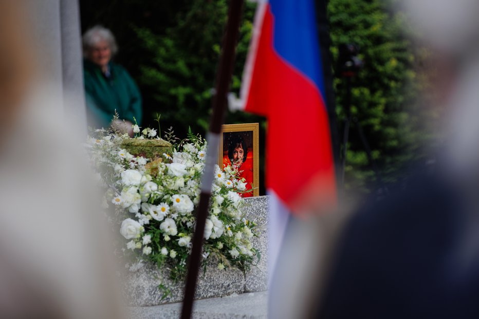 Fotografija: Slovo od Mance Košir FOTO: Črt Piksi