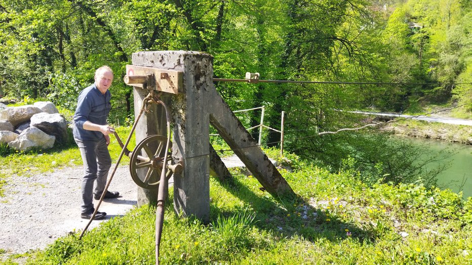 Fotografija: Na ročni pogon prečkamo reko. FOTOGRAFIJE: Janez Mihovec