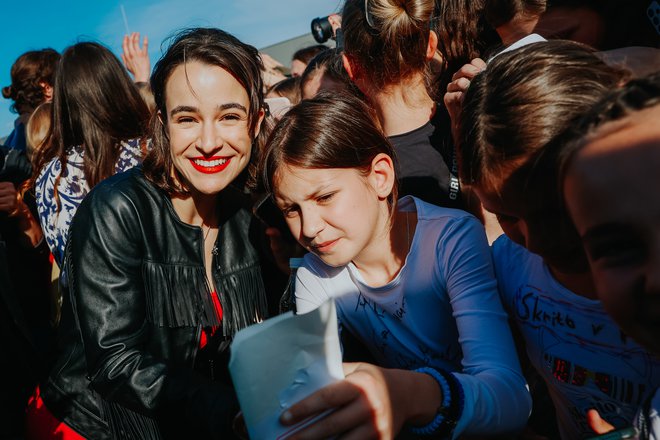 Nasmejana igralka Gaja Filač z mlado oboževalko