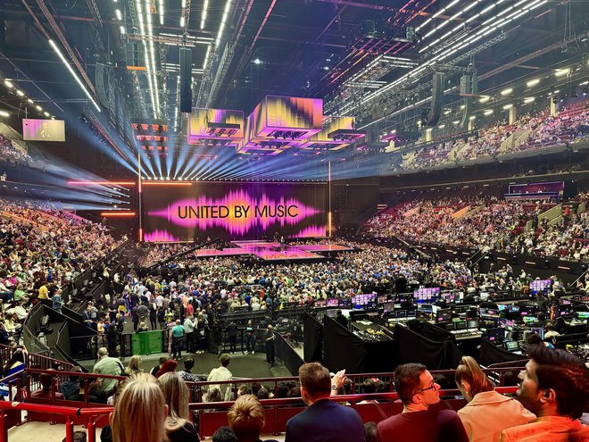 Malmö arena sprejme 15.000 ljudi.