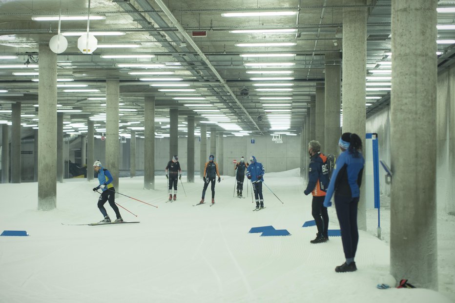 Fotografija: Tudi v podzemnih garažah Nordijskega centra Planica imajo shranjenega snega vselej na pretek. FOTO: Jure Eržen