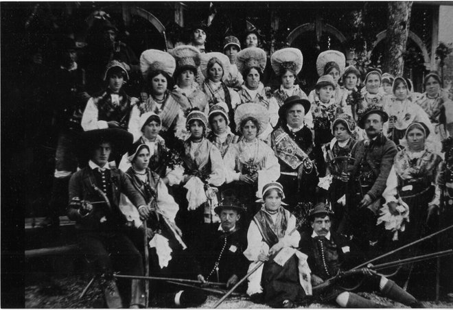 Z dovškimi župljani na Dunaju leta 1908 FOTO: Kamra/arhiv župnije Smlednik
