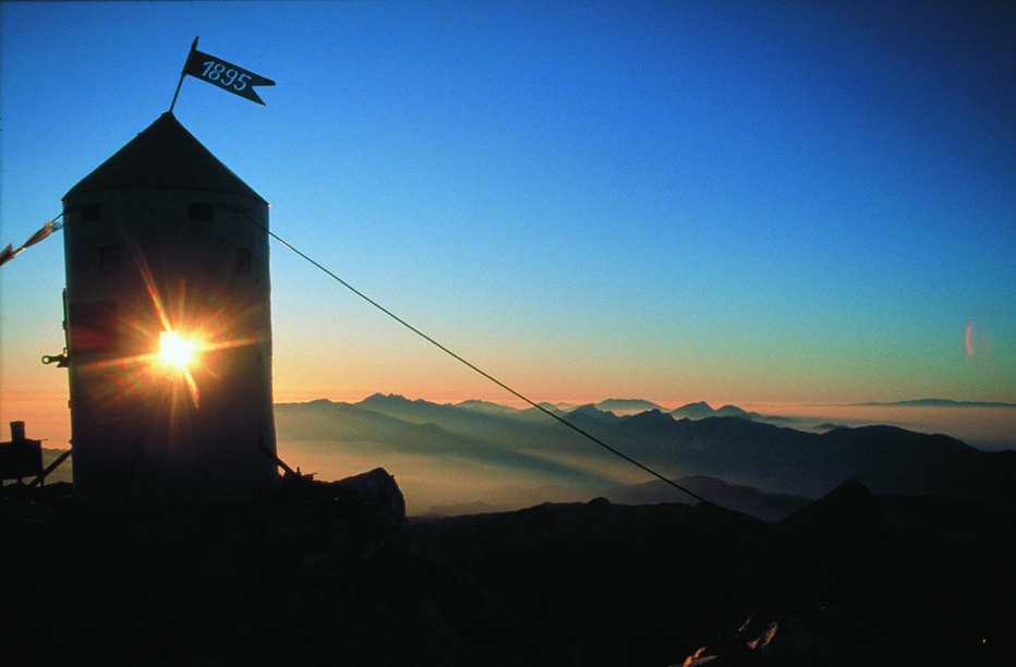 Fotografija: Triglav z Aljaževim stolpom je postal simbol Slovenije. FOTO: Turizem Kranjska Gora