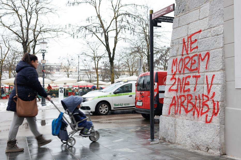 Fotografija: Ne morem živeti v AirBnB, tarna avtor ljubljanskega grafita. FOTO: Črt Piksi