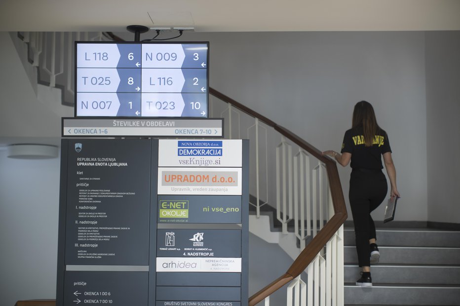 Fotografija: Ministrstvo za javno upravo razširilo nabor bistvenih nalog upravnih enot, Sindikat državnih organov Slovenije napovedal zaostritev stavke. FOTO: Foto: Jure Eržen/delo