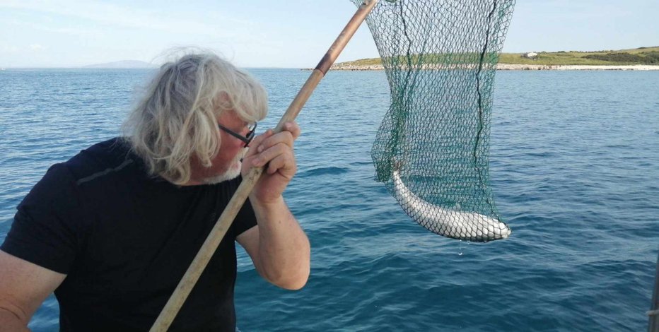 Fotografija: Ribič Anton Vidovič z najbolj strupeno ribo na svetu. FOTO: Osebni arhiv Vidoviča