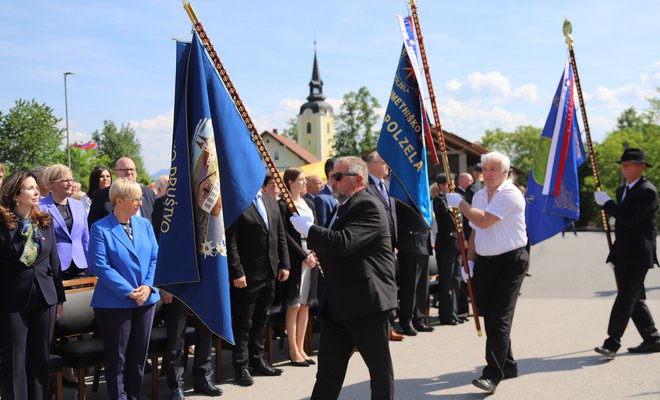 Ob zvokih orkestra Slovenske policije se je zvrstil mimohod 28 praporov.