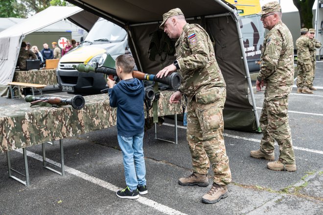 Dan Slovenske vojske so izkoristili tudi mladi in se pobliže seznanili z vojaškim poklicem. FOTO: Mediaspeed.net