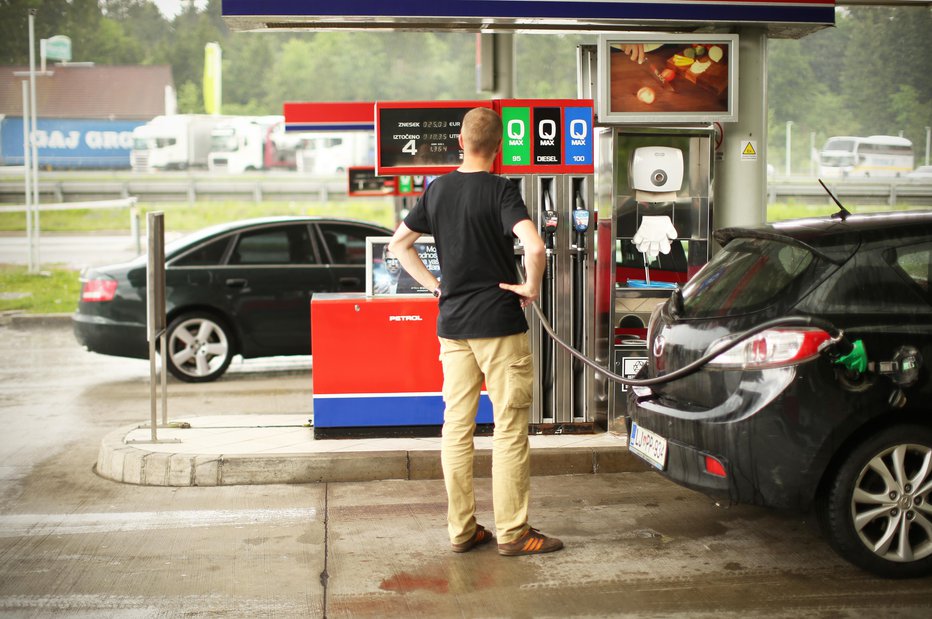 Fotografija: Na ministrstvu za okolje, podnebje in energijo so za povedali, da spremembo predlagajo, ker si želijo bolj stabilne in predvidljive cene. FOTO: Jure Eržen/delo