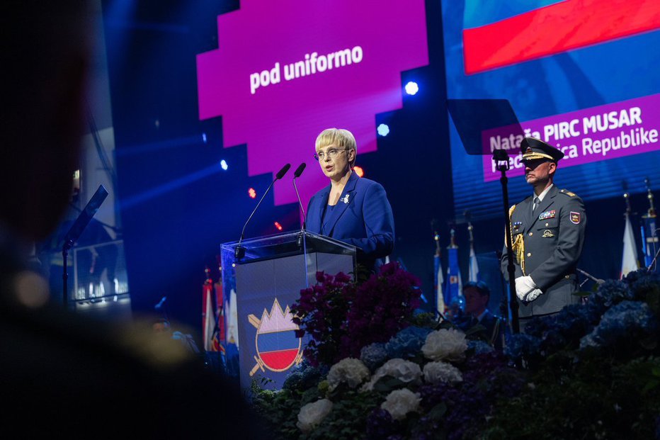 Fotografija: Predsednica republike in vrhovna poveljnica obrambnih sil Nataša Pirc Musar je danes na slovesnosti ob dnevu Slovenske vojske (SV) v Mariboru izpostavila, da je varnost temelj našega obstoja. FOTO: Omrežje X