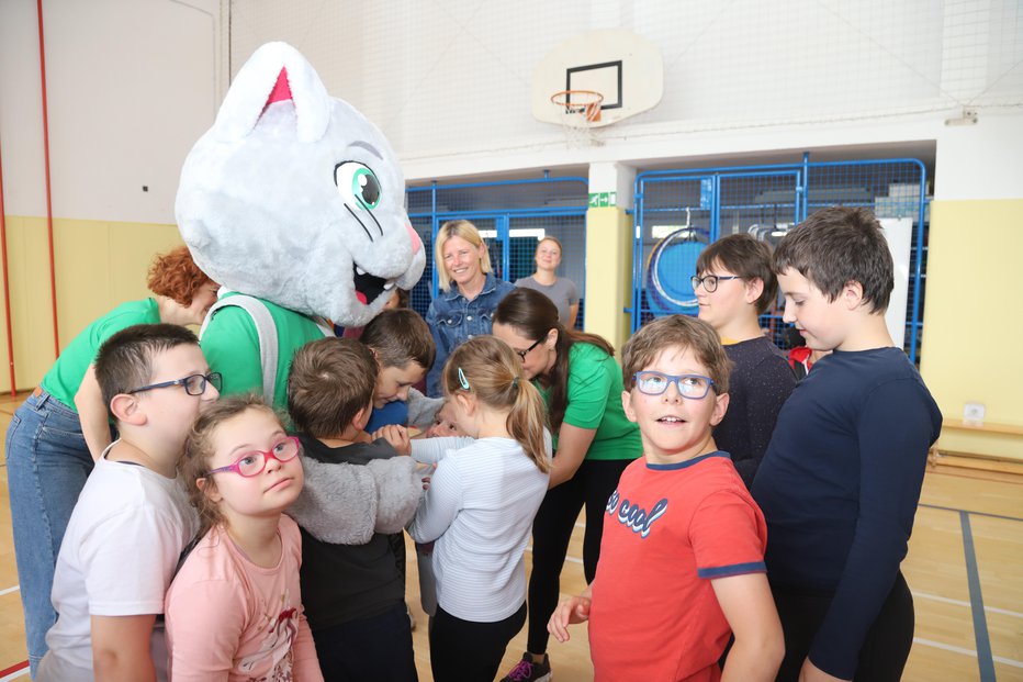 Fotografija: Krkina maskota je bila povsod deležna velike pozornosti. FOTO: Tanja Jakše Gazvoda