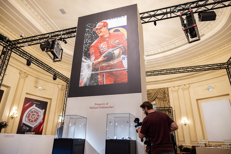 Fotografija: V Ženevi so pod velikim Schumacherjevim portretom predstavili osem ur iz njegove zbirke. FOTOGRAFIJE: Pierre Albouy/Reuters
