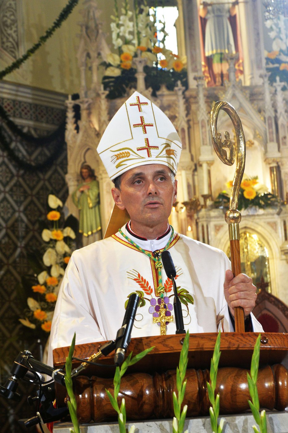 Fotografija: Med opravljanjem božje službe na oni strani Karavank škof Andrej Saje ni kršil dacarskih zapovedi. FOTO: Drago Perko