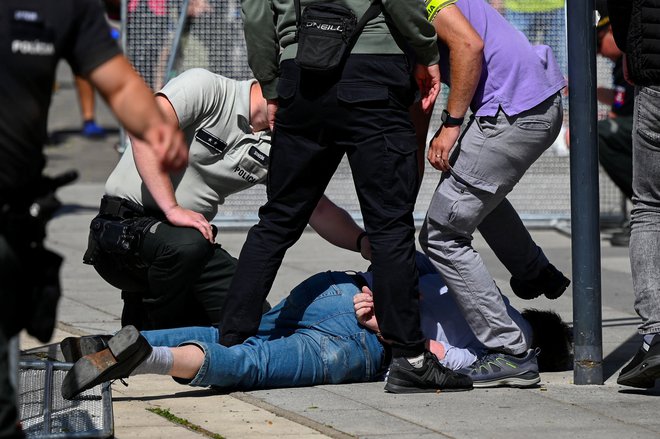 Osumljenca za streljanje so že prijeli. REUTERS/Radovan Stoklasa FOTO: Radovan Stoklasa/Reuters