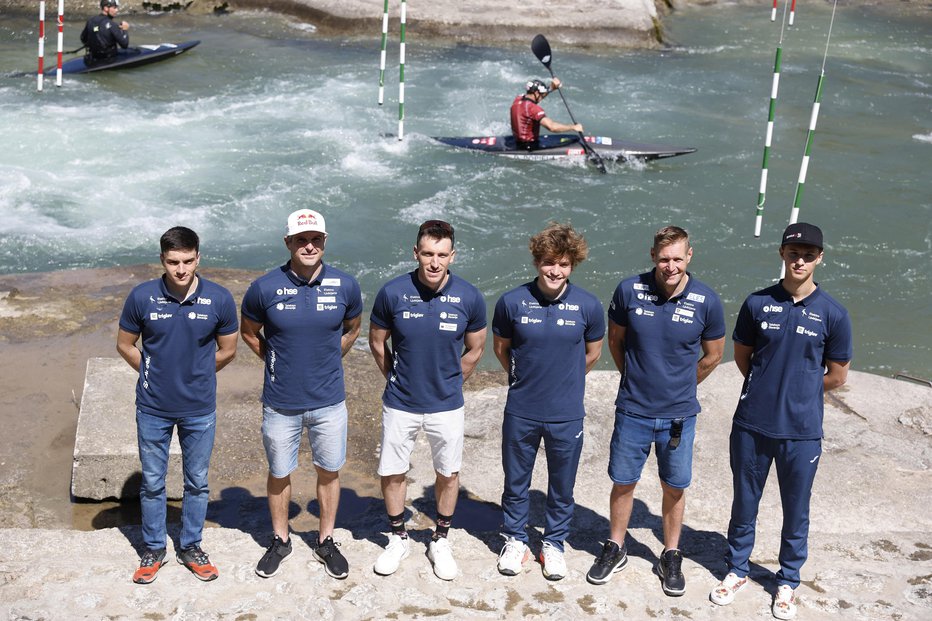 Fotografija: V olimpijski Pariz bo v kanuju odšel bodisi Benjamin Savšek (drugi z desne) bodisi Luka Božič (v sredini). FOTO: Leon Vidic