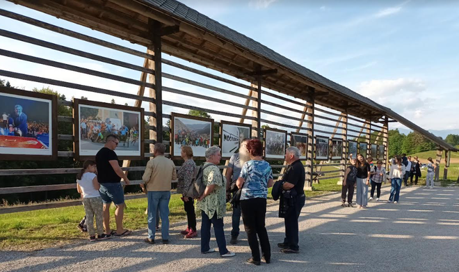 Razstava v priljubljeni Galeriji pod kozolcem bo najprej gostila družabno dogajanje v občini. FOTO: Ema Bubanj