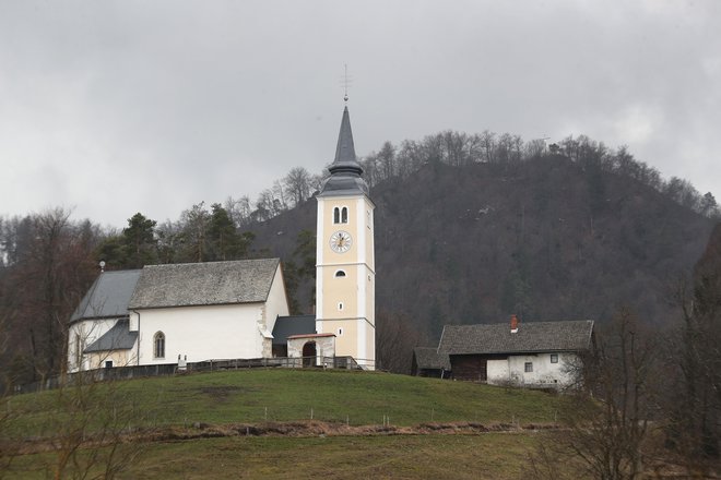 Cerkev sv. Marjete, ki bo čez dve leti praznovala častitljivo obletnico; desno mežnarija, kjer je bilo pred dvema desetletjema ustanovljeno turistično društvo. FOTO: Dejan Javornik