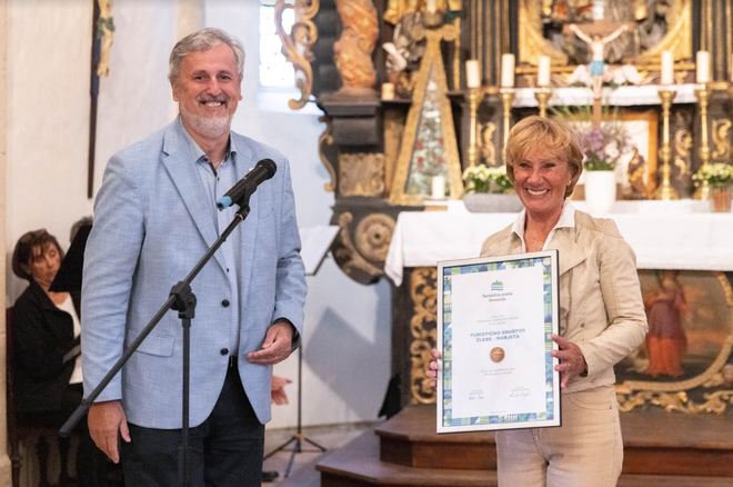 Društvo je v imenu Turistične zveze Slovenije prejelo bronasto plaketo za uspešno delo; na fotografiji predsednica v družbi Iztoka Pipana. FOTO: TD Žlebe - Marjeta