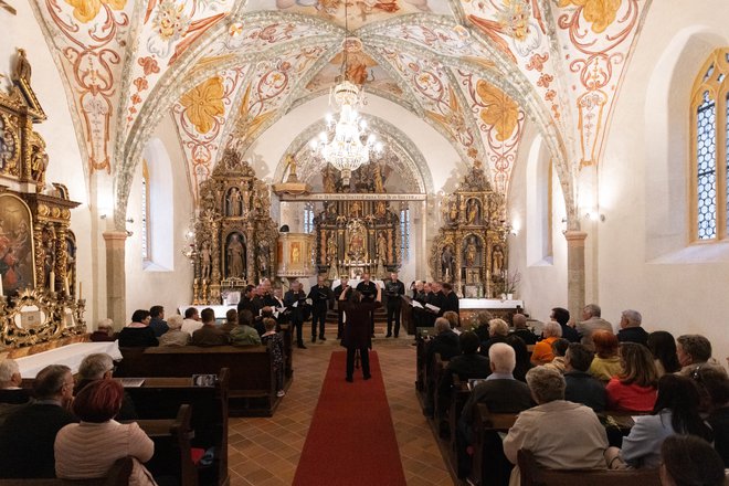 Ob dvojnem jubileju je nastopil tudi Moški pevski zbor Župnije Preska. FOTO: TD Žlebe - Marjeta