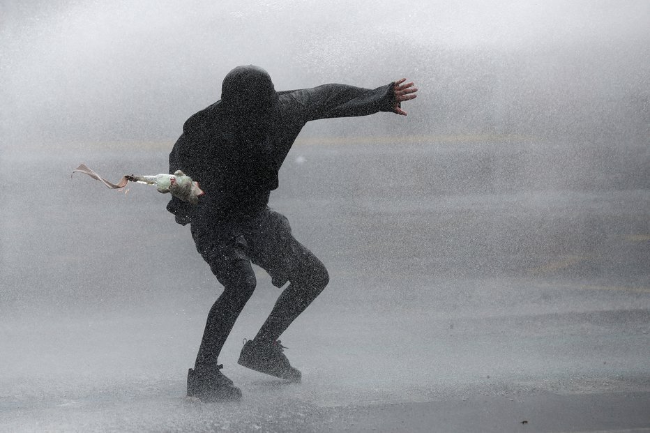 Fotografija: Vsaj en požar je podtaknil tudi z molotovko. Simbolična fotografija.  FOTO: Ivan Alvarado Reuters