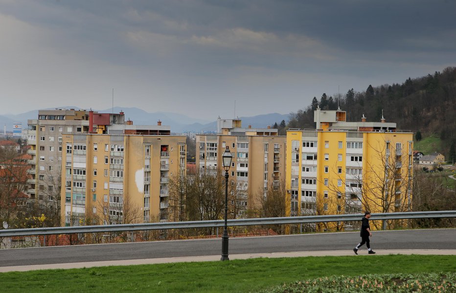 Fotografija: Potresno nevarne stolpnice na Streliški ulici FOTO: Jože Suhadolnik