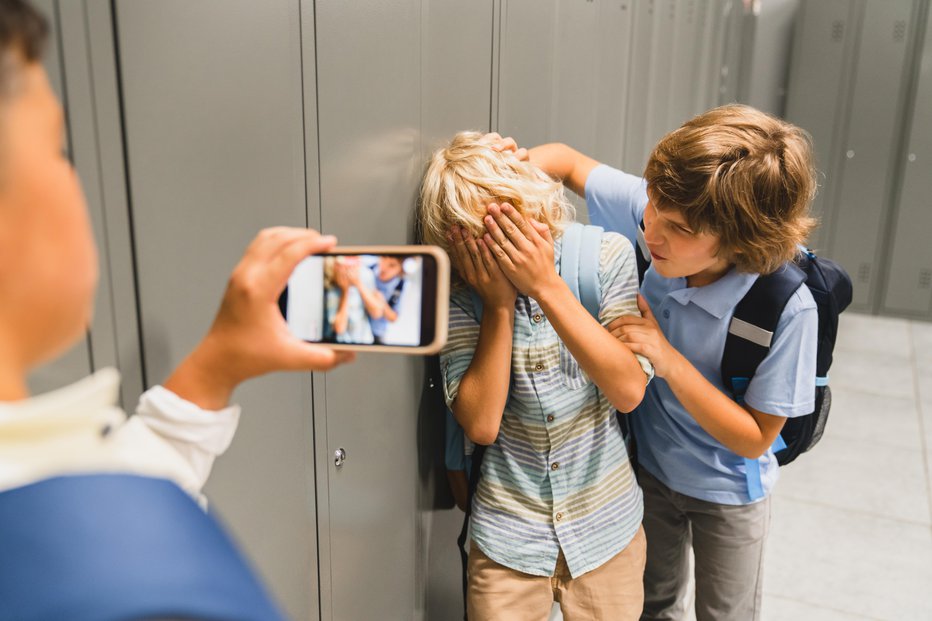 Fotografija: Nadlegovanje nasilneži pogosto posnamejo. FOTO: Getty Images