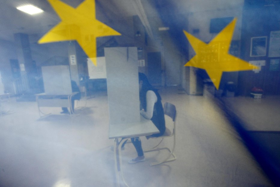 Fotografija: Taki izvoljenčki brez lastnega mnenja so zgolj evro... posranci. FOTO: Mavric Pivk/delo